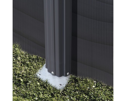 Detailweergave van een tuinhuispaalbevestiging op gazon