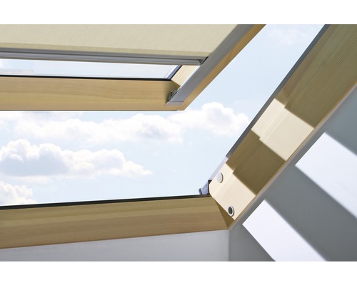 Geopend dakraam met verduisteringsgordijn en uitzicht op de lucht