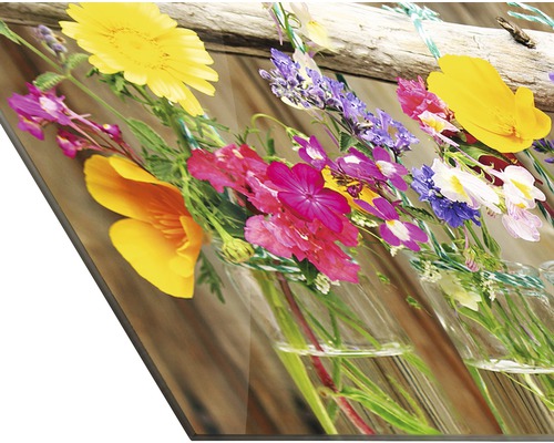 Decoratieve glasafbeelding met bloemmotieven in glazen