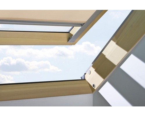 Geopend dakraam met houten frame en uitzicht op de lucht