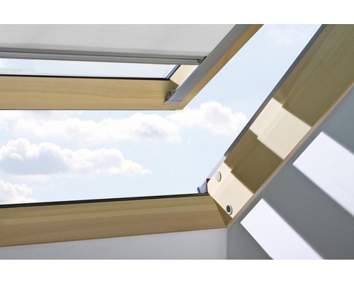 Houten dakraam met uitzicht op de lucht