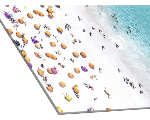 Acrylglas foto van een strandscène met strandgangers, parasols en zee