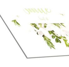 Decoratieve wanddecoratie met belettering en florale elementen