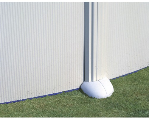 Detail van een zwembad met steunpilaar en gazon