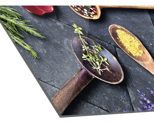 Decoratieve keukenafbeelding met kruiden en specerijen op lepels