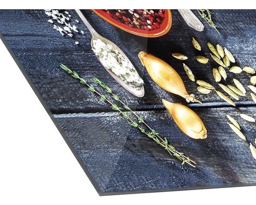 Decoratieve plaat met kruiden en specerijen op houten achtergrond