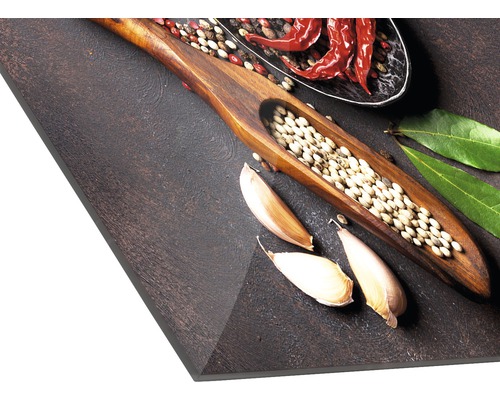 Specerijen, knoflook en laurierblaadjes op een donker oppervlak