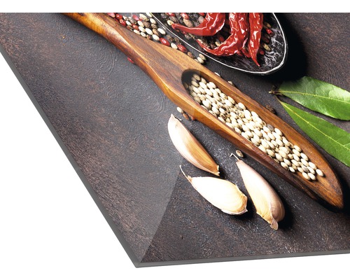 Kruiden zoals knoflook, peper en chilipepers op een snijplank