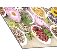 Decoratieve wanddecoratie met kruiden en bloemen in schalen