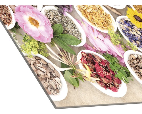 Decoratieve wanddecoratie met kruiden en bloemen in schalen