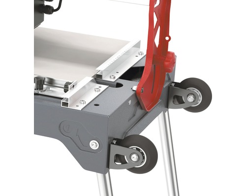 Detailopname tegelsnijmachine met wielen voor mobiliteit