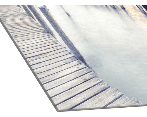 Detailopname van een canvas met het motief van een houten steiger aan een meer.