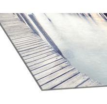 Close-up van een houten steiger die in het water leidt, als wanddecoratie