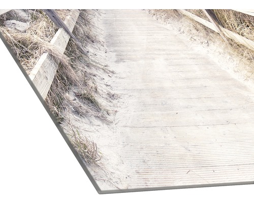 Decoratieve plaat met een motief van een houten steiger op het strand