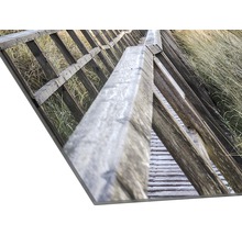 Fotoafdruk van een houten steiger met leuning