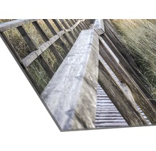 Decoratieve wanddecoratie met een houten voetpad in het gras
