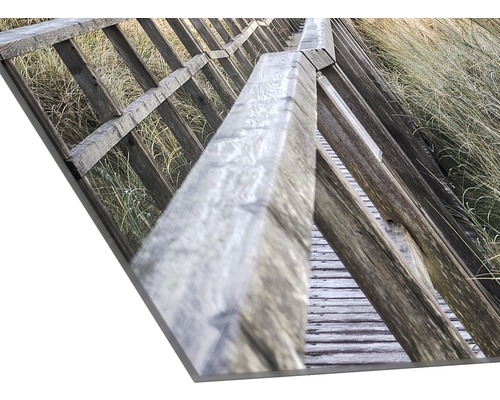 Decoratieve wanddecoratie met een houten voetpad in het gras