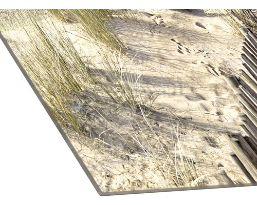 Decoratieve plaat met zand, gras en houten schuttingmotief