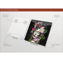 Glasfoto met een vrouw met bloemen, inclusief afstandhouder, glanzend oppervlak en ophangsysteem