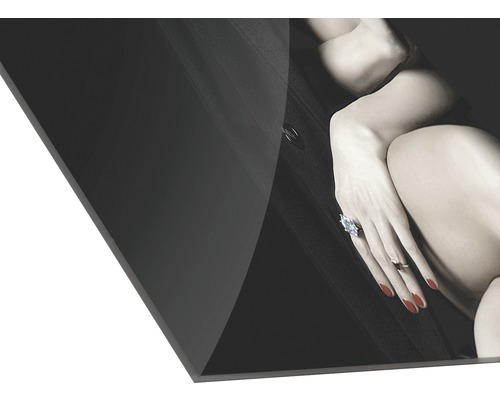 Zwart-witfoto met een vrouw met ringen