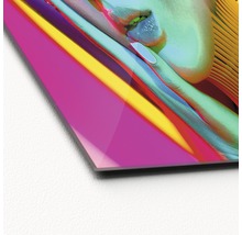 Close-up van een acrylglasfoto met een abstracte weergave van een gezicht