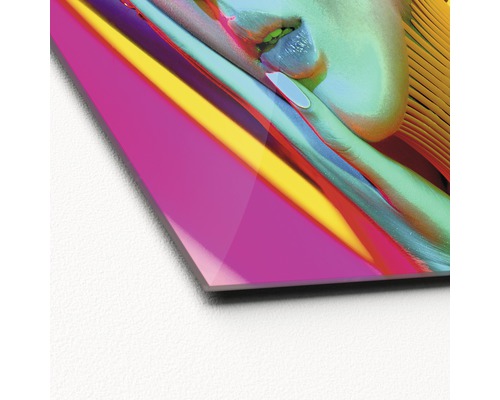 Close-up van een acrylglasfoto met een abstracte weergave van een gezicht