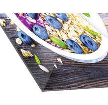 Acrylglasfoto met mueslikom en bosbessen op houten tafel