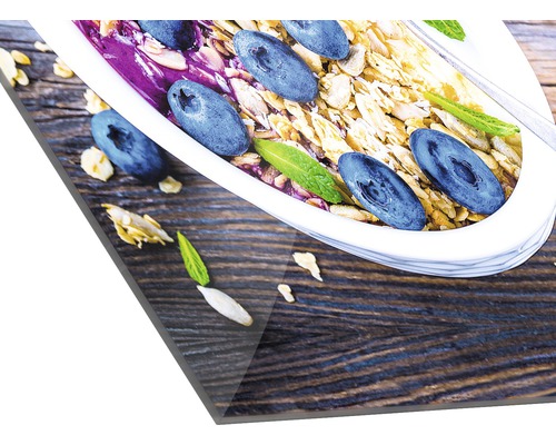 Acrylglasfoto met mueslikom en bosbessen op houten tafel