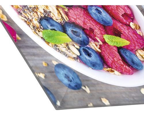 Muesli met frambozen, blauwe bessen en munt