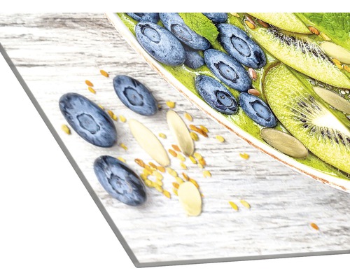 Decoratieve plaat met voedselmotief: bosbessen, kiwi en amandelen