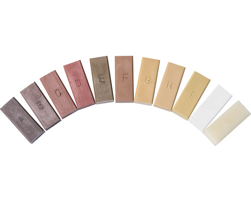 Een reeks houtplamuurstiften met lettermarkeringen voor kleurselectie.