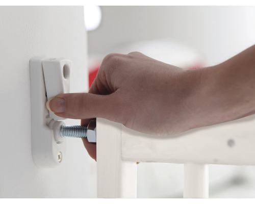 Montage van een kinderhek aan de muur met bouten