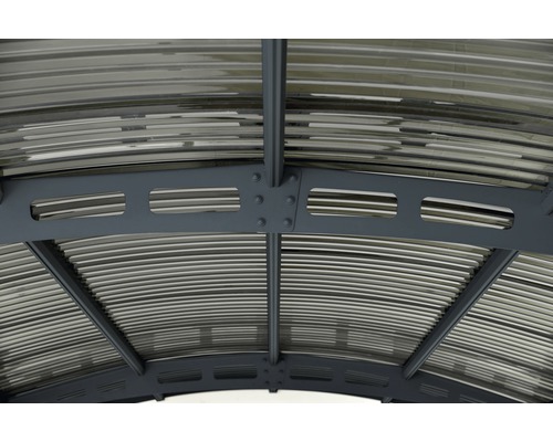 Close-up van een terrasoverkapping met metalen elementen