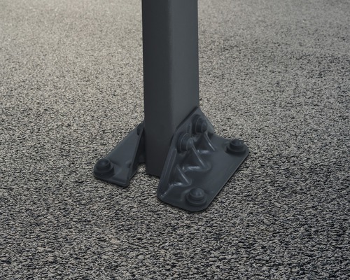 Detail van een paalvoet met bevestigingsschroeven