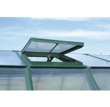 Geopend raam van een kas voor ventilatie