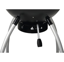 Gedetailleerde opname van het bedieningspaneel en de poten van een kogelbarbecue