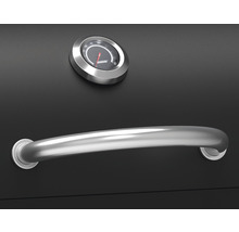 Gedetailleerd beeld van een houtskoolbarbecue met handgreep en temperatuurweergave