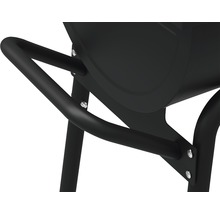 Detailopname van een houtskoolgrill met handgreep en poot