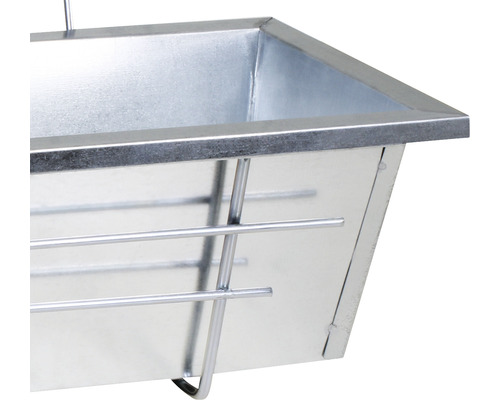 Detailopname van een gegalvaniseerde bloembak met beugel