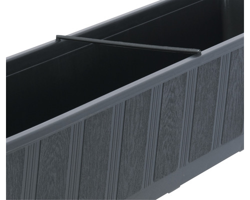 Detailweergave van een grijze bloembak met houten structuur