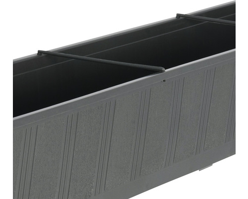 Detailweergave van een grijze bloembak met klimhulp