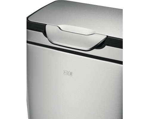 Detailopname van een EKO afvalemmer van roestvrij staal met handgreep