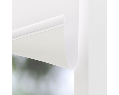 Detailweergave van een wit rolgordijn op een raam