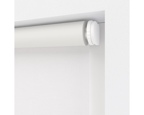 Detailopname van een wit, gemonteerd rolgordijn voor een raam