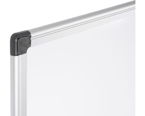 Detailopname van een whiteboardhoek met zilverkleurig frame en hoekstuk