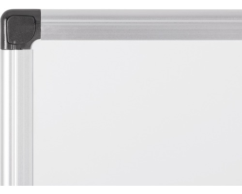 Detailopname van een whiteboardhoek met aluminium frame