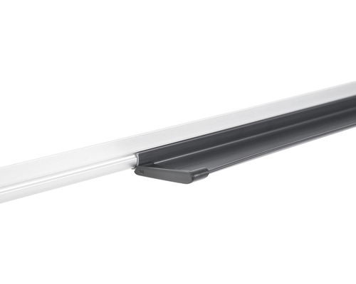 Gedetailleerde opname van een aluminium profiel met kunststof lip voor interieurbouw
