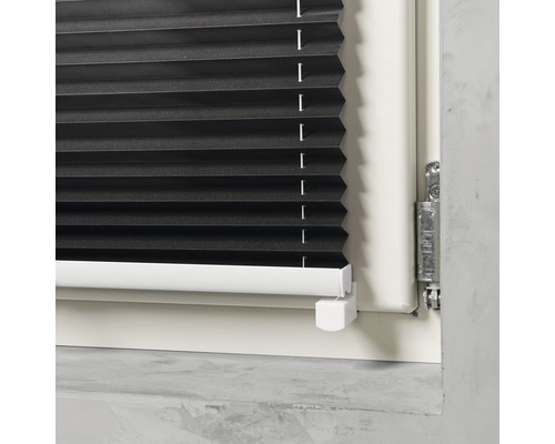 Close-up van een zwart, gemonteerd plisségordijn