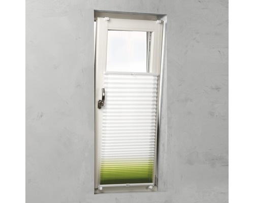 Plissé rolgordijn op raam voor lichtregeling