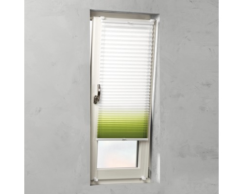 Plisségordijn in raamkozijn, half open voor lichtinval